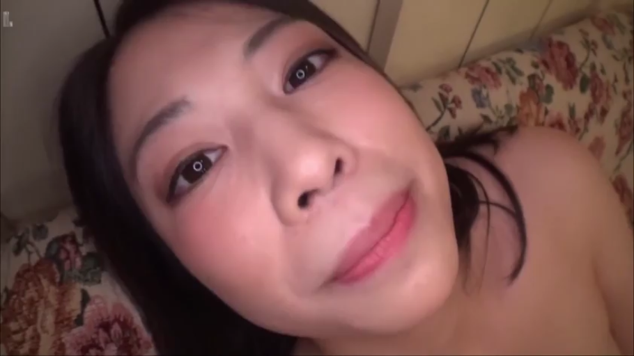 脸部特写 · 卧室 · 微笑 · 枕头 · 裸体 · 注视镜头 · 躺姿 · POV