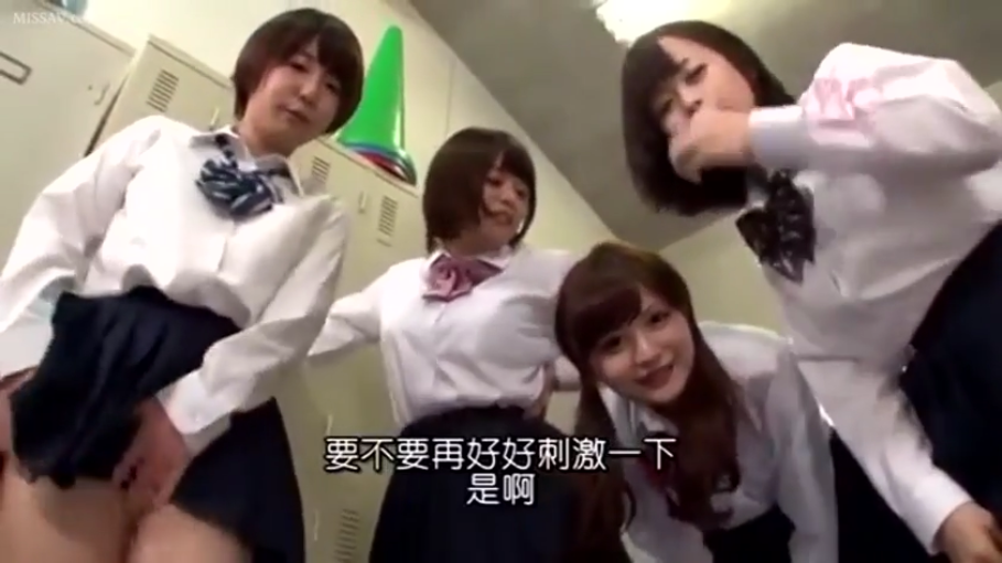坐姿 · 面部 · 微笑 · 客厅 · 项链 · 倾听 · 气质 · 灰裙