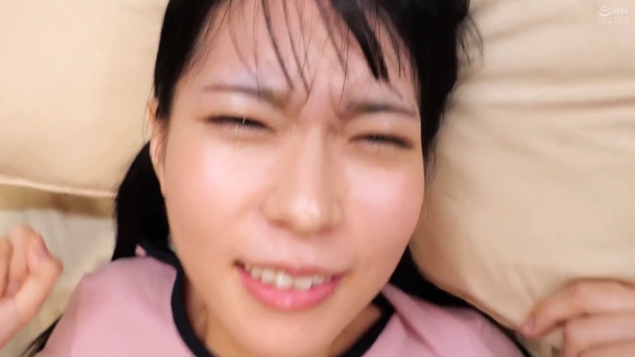 室内 · 脸部特写 · 仰卧 · 粉色上衣