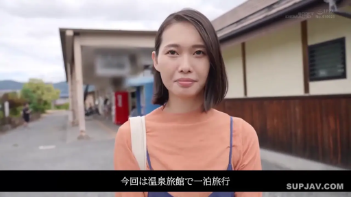 站立 · 面部特写 · 看向镜头 · 户外街道 · 自然微笑 · 外景 · 休闲上衣 · 肩带