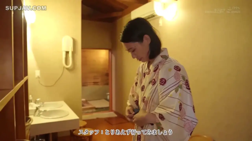 室内 · 室内 · 愉悦 · 中景 · 站姿 · 微笑 · 浴衣 · 壁灯