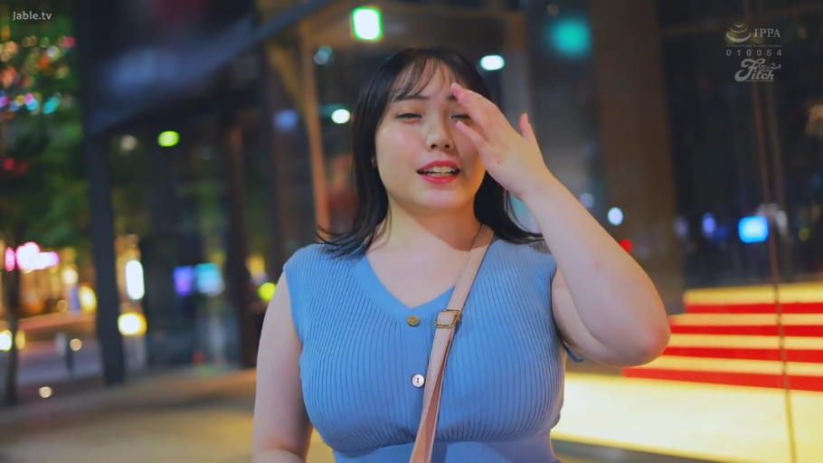 站立 · 迷离 · 上半身 · 撩发 · 户外街头 · 蓝色无袖针织衫