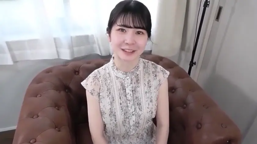 室内 · 坐姿 · 微笑 · 皮沙发 · 注视 · 上半身 · 长发 · 碎花裙