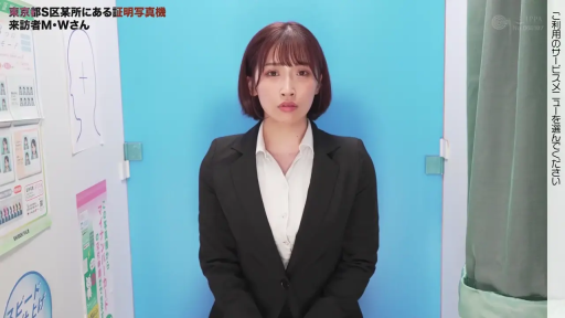 端庄 · 黑色职业西装 · 职场女性 · 正坐 · 蓝色背景 · 证件照摄影棚 · 上半身正面 · 准备拍照