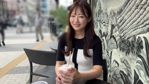 坐姿 · 微笑 · 上半身 · 长发 · 咖啡杯 · 手持饮料 · 拼色针织衫 · 街头咖啡馆