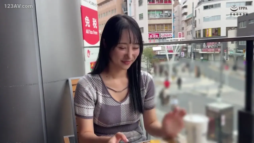 坐姿 · 中景 · 开心 · 护栏 · 格纹连衣裙 · 阳台 · 生活化 · 休闲