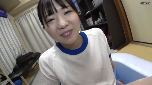 室内 · 俯身 · 微笑 · 第一人称视角 · 面部特写 · 注视镜头 · 体操服 · 充气水池