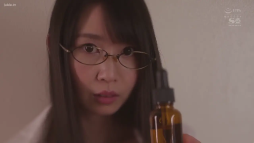 室内 · 严肃 · 白大褂 · 眼镜 · 脸部特写 · 站立 · 注视 · 黑长直