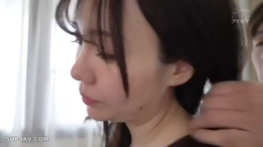 室内 · 性交 · 露乳 · 闭眼 · 牛仔裤 · 仰卧抬腿 · 腿部特写
