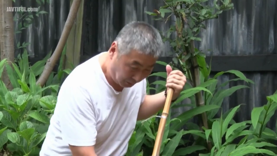 俯身 · 专注 · 中景 · 户外 · 白色T恤 · 中年男性 · 竹竿 · 劳动