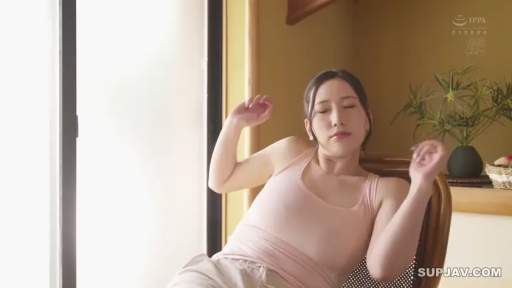 室内 · 坐姿 · 半身 · 粉色背心 · 椅子 · 柔和光线 · 慵懒 · 伸懒腰