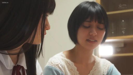 室内 · 顔部のクローズアップ · レースのトップ · 注視 · 并排坐姿 · 困惑した表情 · 二人女性