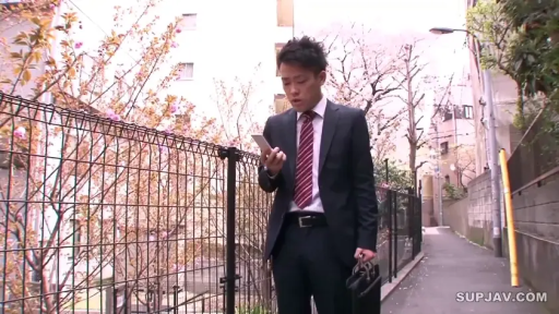 站立 · 自然 · 手提包 · 西裝 · 男性 · 户外街道 · 使用手机