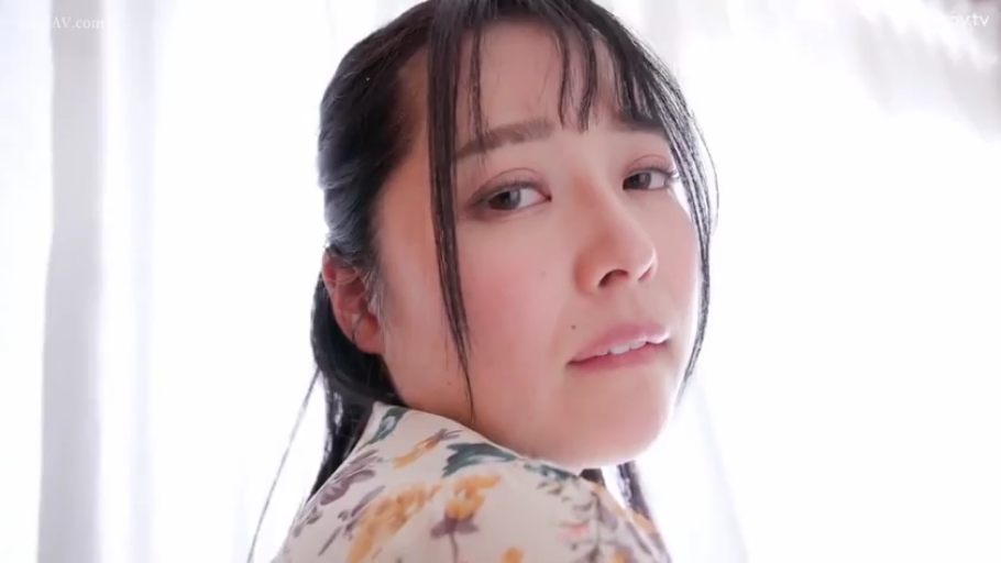 室内 · 顔のクローズアップ · 碎花上衣