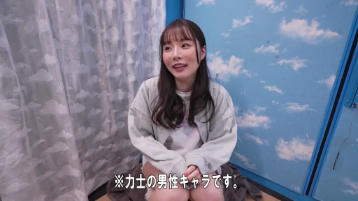 室内 · 坐姿 · 微笑 · 半身 · 谈话 · 长发 · 灰色卫衣