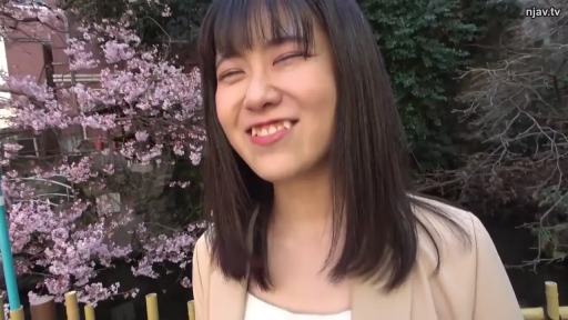 面部 · Stand · 谈话 · Outdoor · Smile · 米色外套