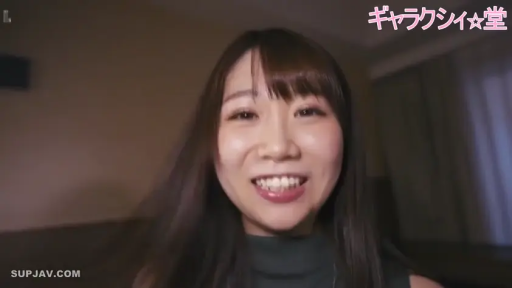 室内 · 护士服 · 站姿 · 注视 · 手机 · 自拍 · 亚洲女性 · 手机屏幕特写