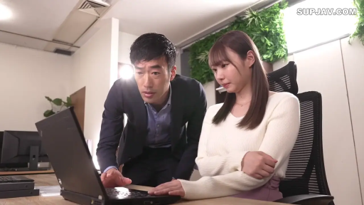 坐姿 · 办公室 · 半身 · 笔记本电脑 · 职场 · 疑惑 · 白色针织衫 · 看电脑