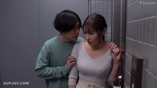 半身 · 走廊 · 针织衫 · 靠墙