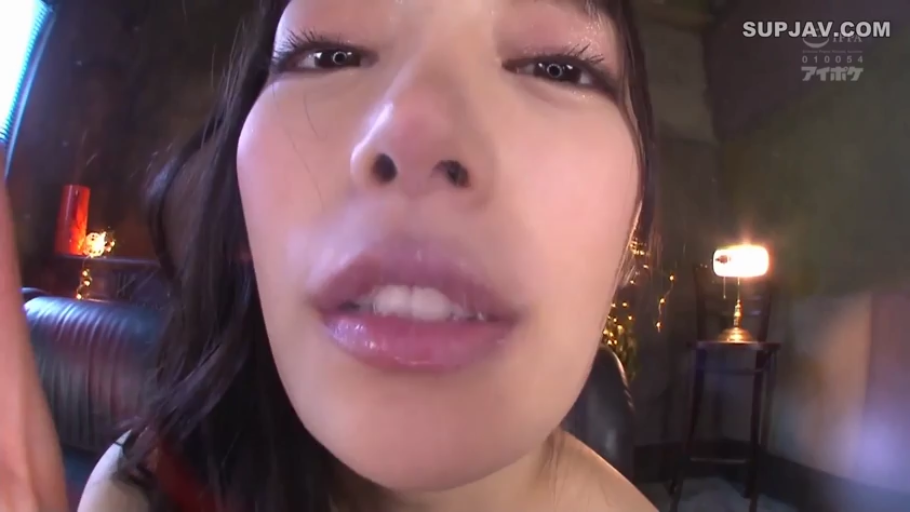 室内 · 身をかがめる · 顔部のクローズアップ · 红色吊带