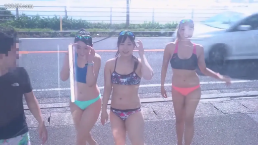 全身 · 比基尼 · 多人 · 行走 · 散步 · 墨镜 · 户外路边 · 开心笑容