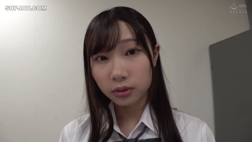 室内 · 坐姿 · 专注 · 舔弄乳头 · 白色背心 · 乳房特写 · 露点内容