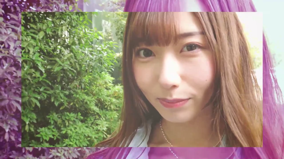 脸部 · 站立 · 项链 · 白色上衣 · 户外 · 注视镜头 · 恬静 · 近景写真