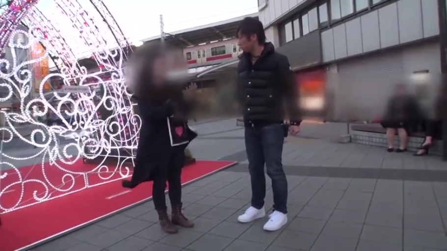 交谈 · 全身 · 站立 · 户外 · 模糊 · 街拍 · 灯饰 · 冬装