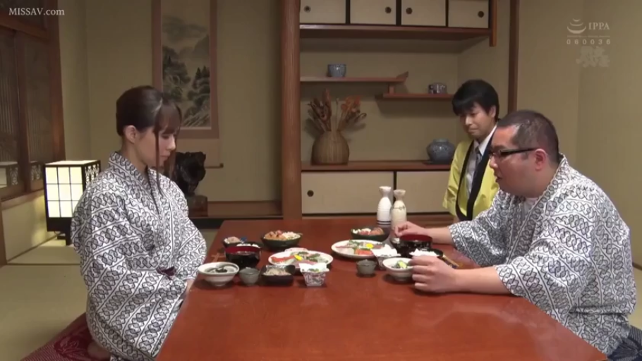卧室 · 平静 · 手机 · 盘腿坐 · 灰色家居服 · 居家场景 · 玩手机