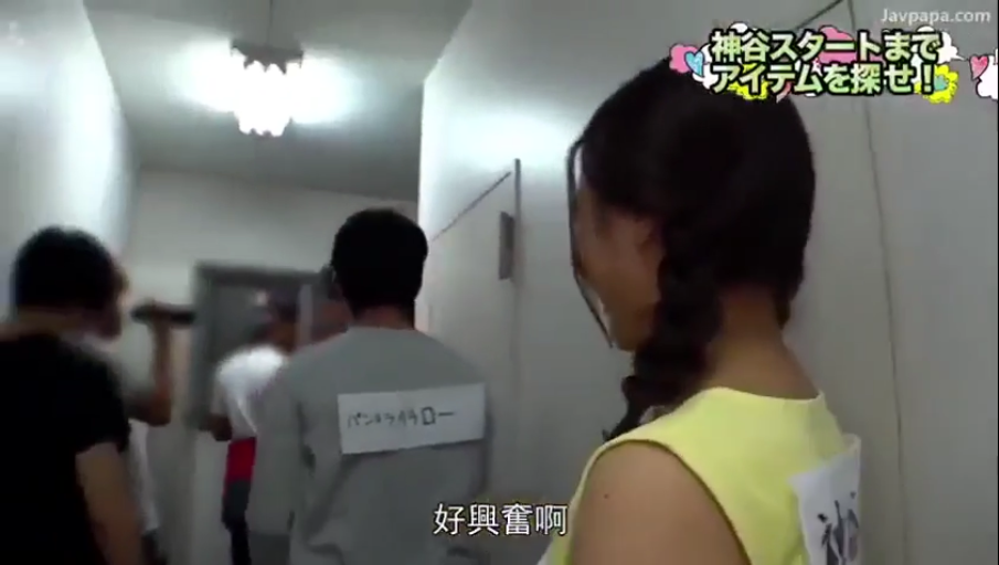 期待感 · 室内走廊 · 黄色无袖上衣 · 身上贴纸 · 女性背影特写 · 画面有字幕提示