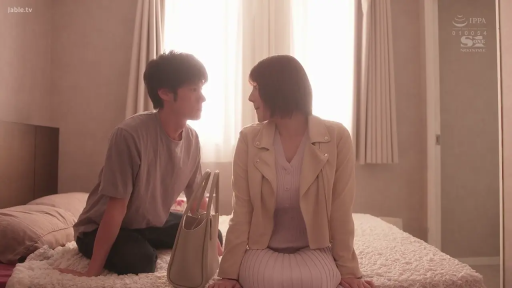 坐姿 · 卧室 · 中景 · 平静 · 手提包 · 对视 · 生活场景 · 休闲便装