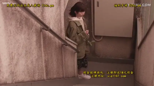 校服 · 站立 · 裙底 · 行走 · 户外 · 低视角 · 书包