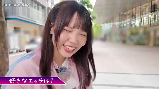 脸部 · 站立 · 微笑 · 接受采访 · 麦克风 · 粉色外套 · 户外街道 · 街拍