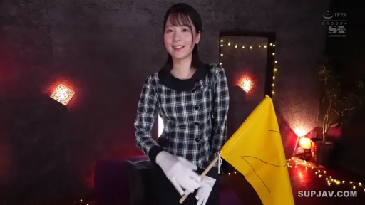 室内 · 站立 · 中景 · 微笑 · 持物 · 格纹制服 · 职业女性 · 黄色小旗