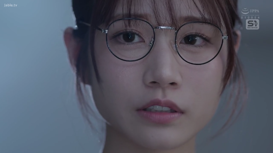 室内 · 顔部のクローズアップ · 注視 · 便装 · 高清 · 正面 · 微张口 · 圆框眼镜