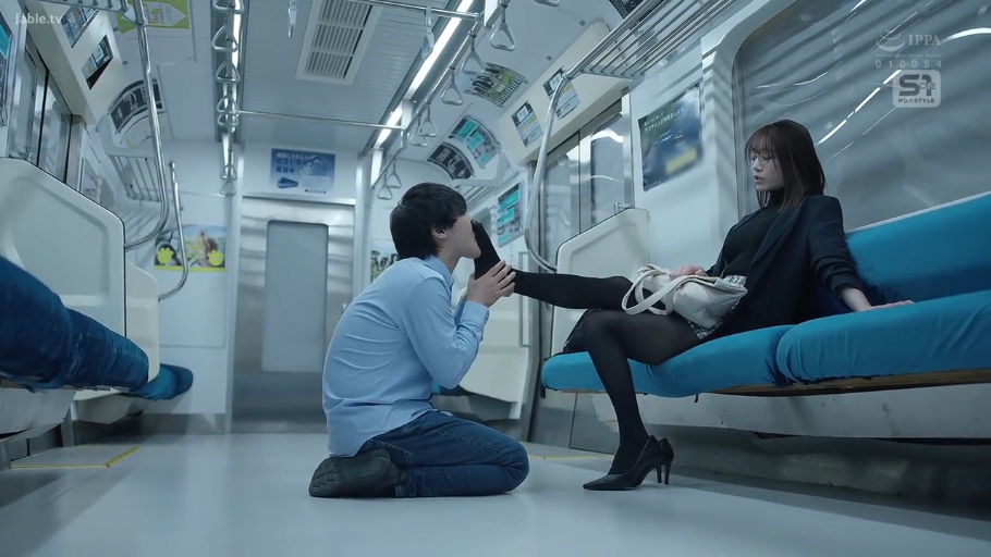 跪き姿勢 · ビジネススーツ · ハンドバッグ · 足部 · 恋足 · 冷淡 · 电车 · 闻脚