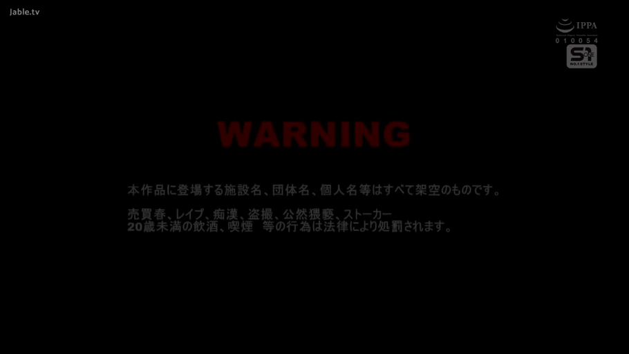 室内 · 眼镜 · 面部特写 · 含蓄微笑 · 扎头发 · 米白色毛衣 · 单手托腮 · 静坐注视