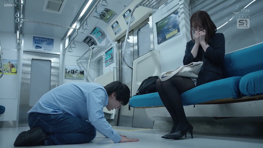 全身 · 黑丝 · 手提包 · 电车 · OL制服 · 下跪 · 道歉 · 恐慌