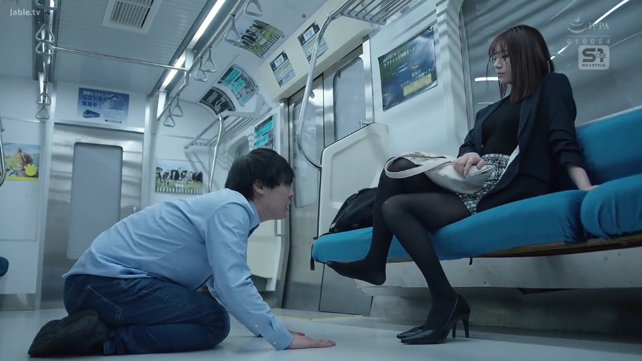 下跪 · 角色扮演 · 高跟鞋 · 全景 · 手提包 · 土下座 · 地铁车厢 · 冷漠