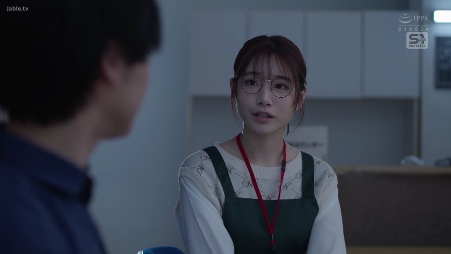 坐姿 · 眼镜 · 办公室 · 谈话 · 认真 · 亚洲人 · 头部特写 · 围裙