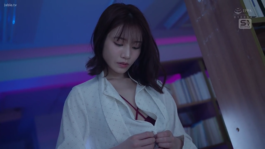 忧郁 · 站立 · 白衬衫 · 上半身 · 书房 · 书架 · 整理衣物 · 冷色调