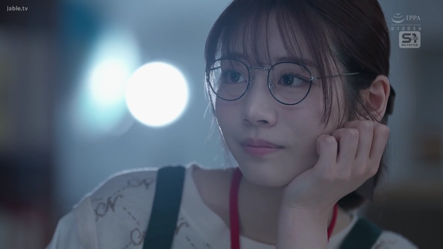 室内 · メガネ · 微笑 · 顔のクローズアップ · 凝視 · 休闲服 · 托腮 · 唯美