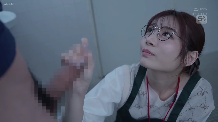 室内 · 脸部 · 眼镜 · 微笑 · 跪姿 · 凝视 · 视角 · 吊牌