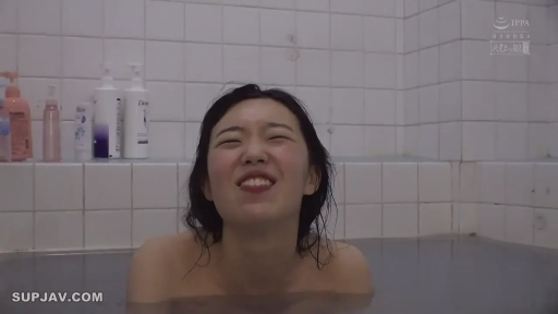 坐姿 · 面部 · 浴室 · 裸体 · 大笑 · 洗浴 · 洗浴用品 · 水汽