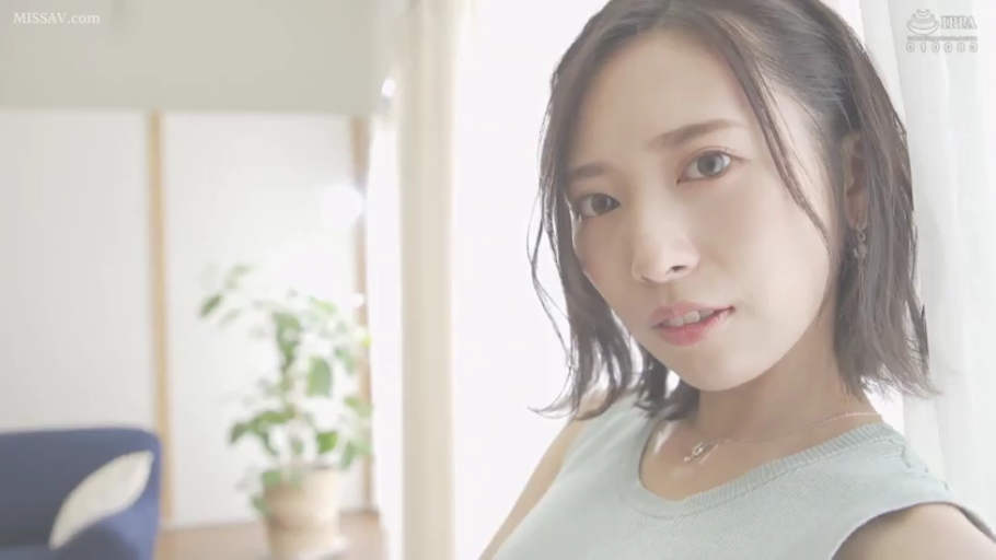 室内 · 面部 · 站立 · 自然 · 项链 · 注视 · 无袖上衣 · 高清