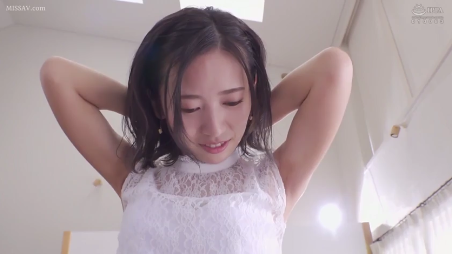 室内 · 中景 · 白色蕾丝上衣 · 羞涩微笑 · 整理头发 · 抬手姿势