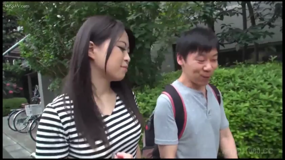 Medium shot · 条纹衫 · Outdoor