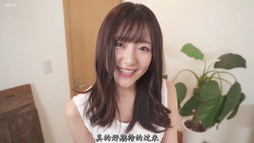 面部特寫 · 对视 · 亚洲女性 · 甜美微笑 · 室內盆栽 · 居家室内 · 白色无袖背心 · 正面俯拍