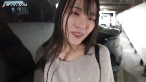 脸部特写 · 站立 · 微笑 · 针织衫 · 注视镜头 · 长发 · 停车场