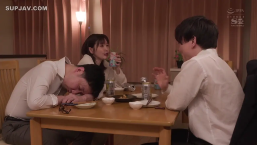 坐姿 · 自然 · 白色襯衫 · 多人 · 餐厅 · 易拉罐 · 聚餐飲酒